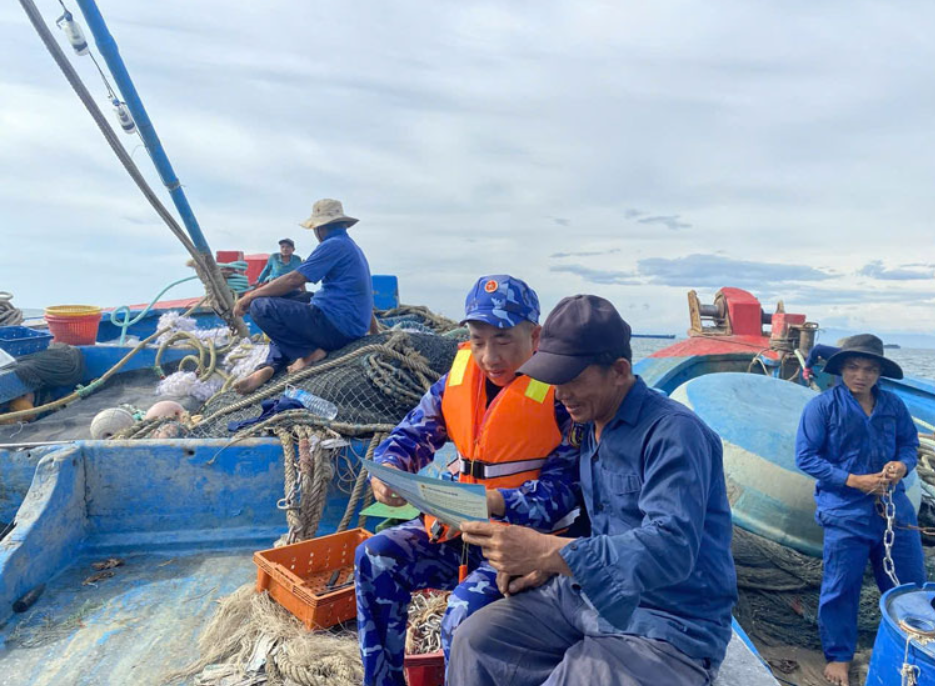 Tuyên truyền ngư dân về chống khai thác IUU - Sử dụng công cụ hỗ trợ ngư dân