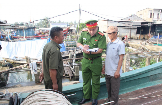 Cán bộ Công an phối hợp tuyên truyền, kiểm tra hoạt động khai thác thủy sản của ngư dân.
