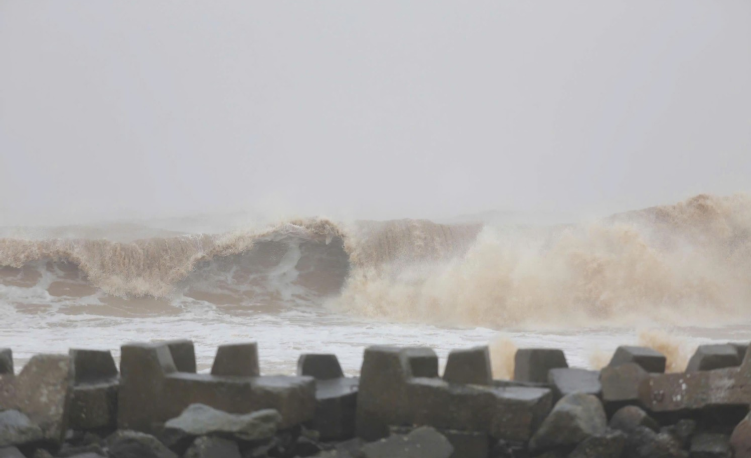 Bão trên biển Đông, ngư dân không nên chủ quan