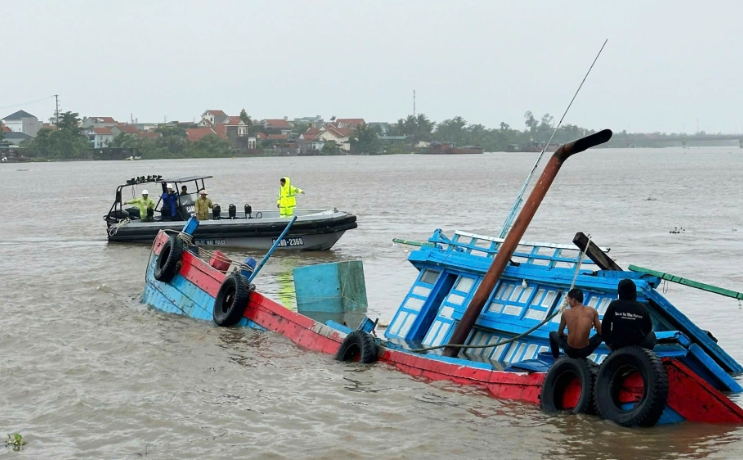 Thuyền lật úp do bão, điện thoại vệ tinh liên lạc với cứu hộ khấn cấp