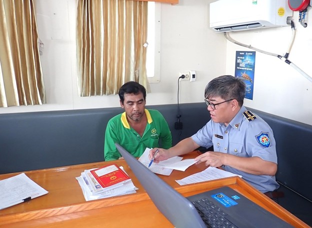 Đoàn công tác của Chi cục Kiểm ngư Vùng V làm việc với ngư dân, lập biên bản xử lý tàu cá vi phạm trong quá trình khai thác hải sản trên vùng biển Tây Nam bộ.