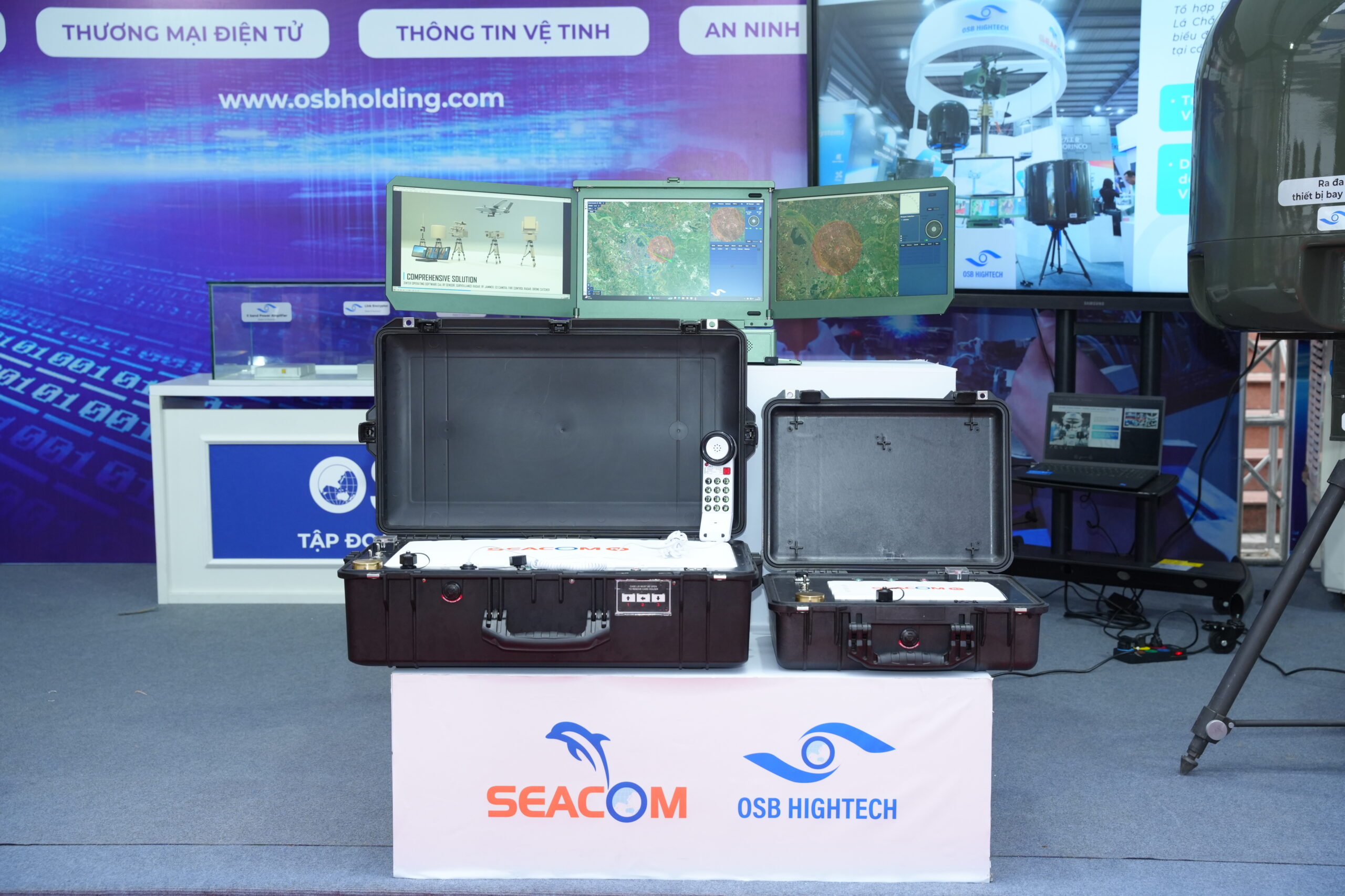 Seacom R1 và Seacom R2 được trưng bày tại Lễ phát động phong trào “Cả nước thi đua Đổi mới sáng tạo và Chuyển đổi số”
