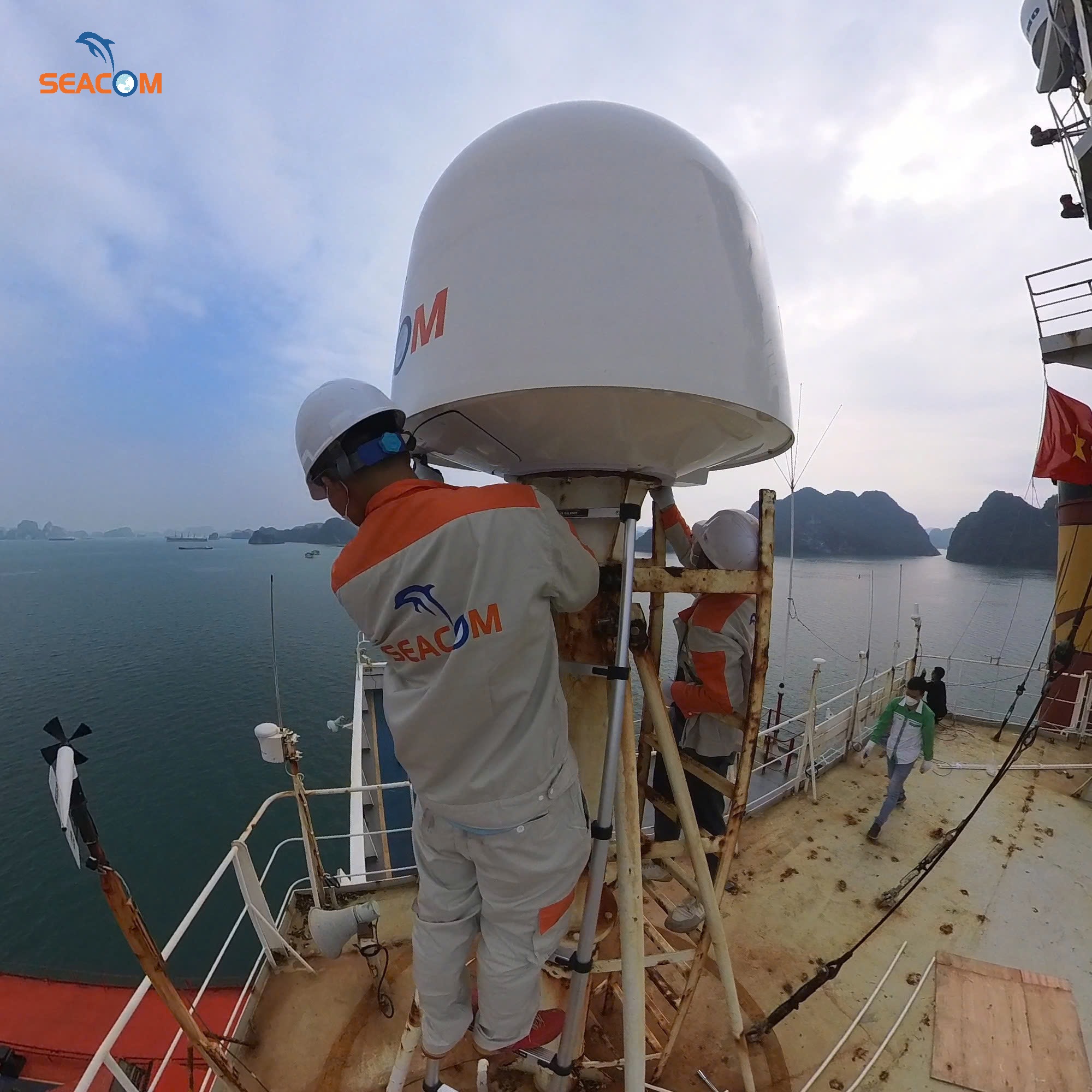 Kỹ sư Seacom lắp đặt VSAT cho tàu vận tải biển Việt Thuận