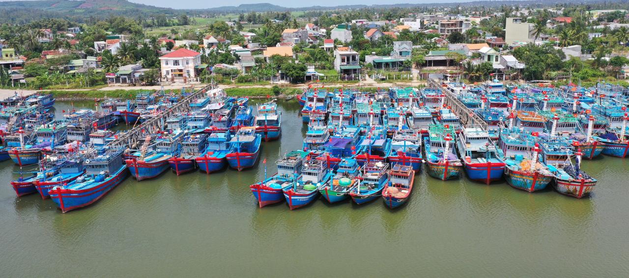 Thiếu lao động, tàu cá nằm bờ