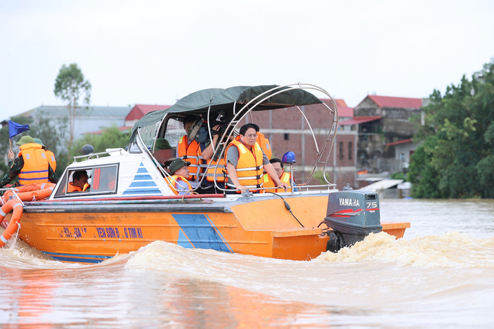 Thủ tướng Phạm Minh Chính đi thị sát tình hình mưa lũ tại Bắc Giang