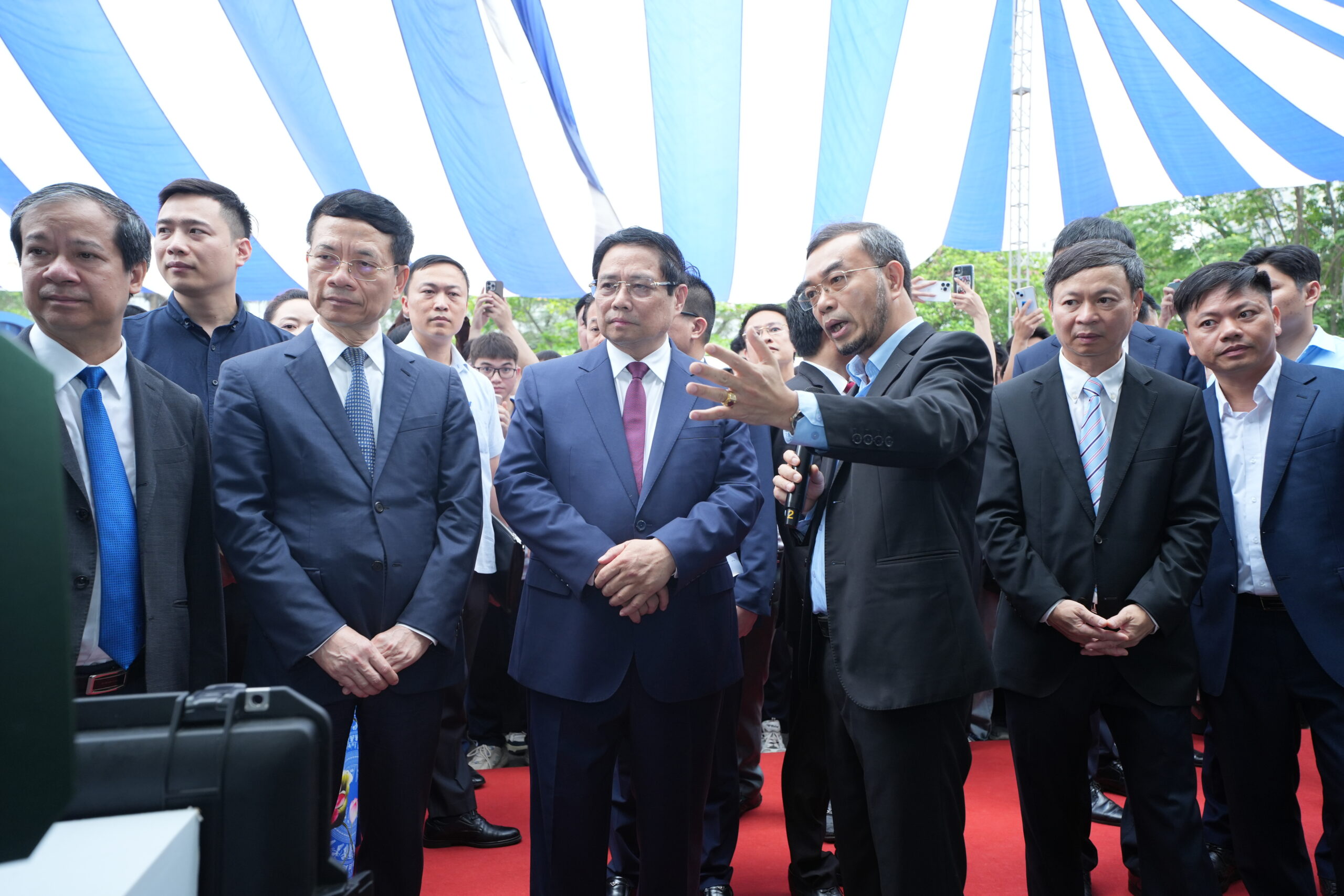 Tổng Giám đốc Công ty Seacom giới thiệu thiết bị Liên lạc vệ tinh Seacom R1/ R2 tới Thủ tướng, Bộ trưởng và các khách tham quan