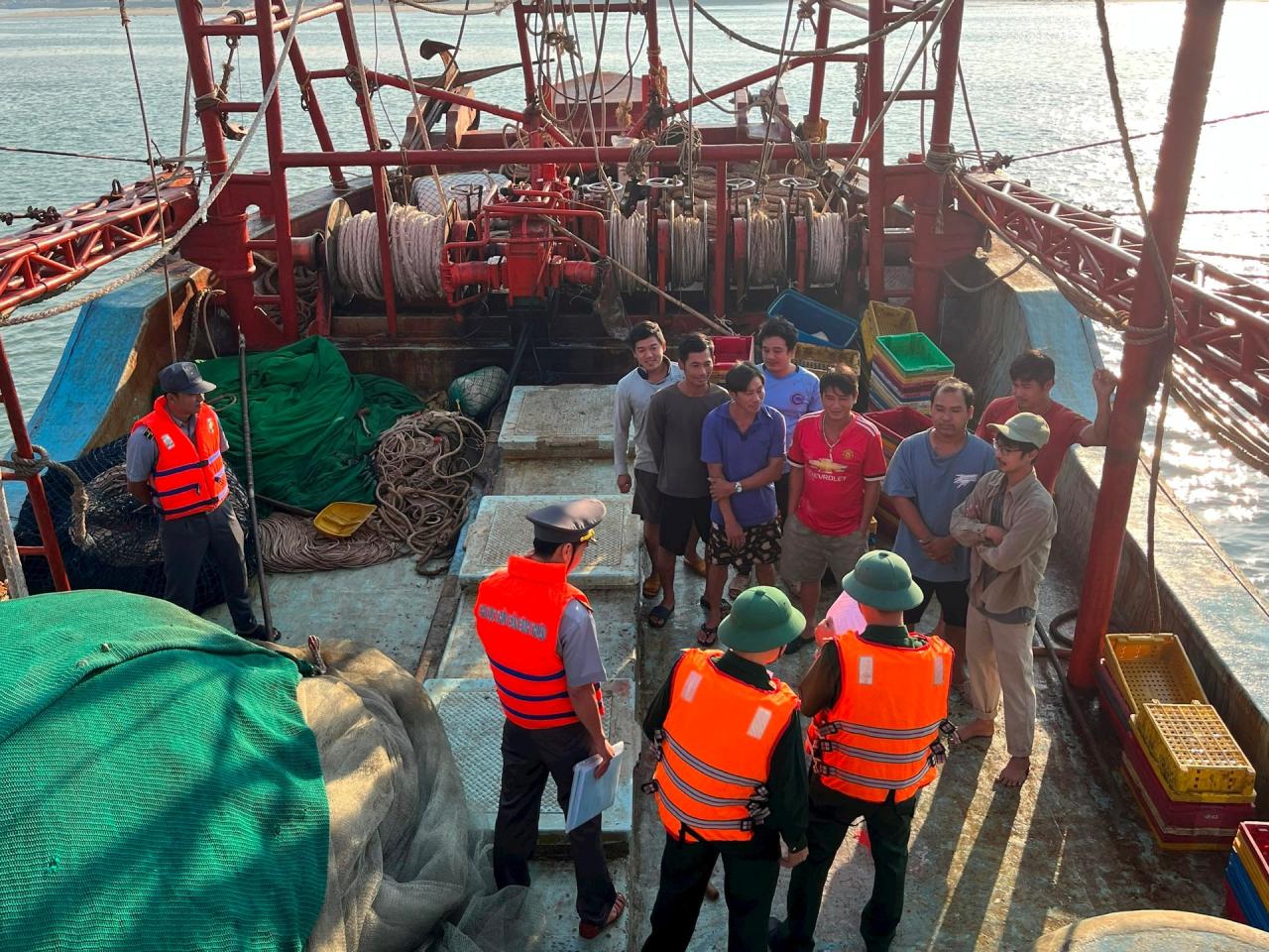 Lực lượng chức năng kiểm tra việc lắp đặt VMS tàu cá