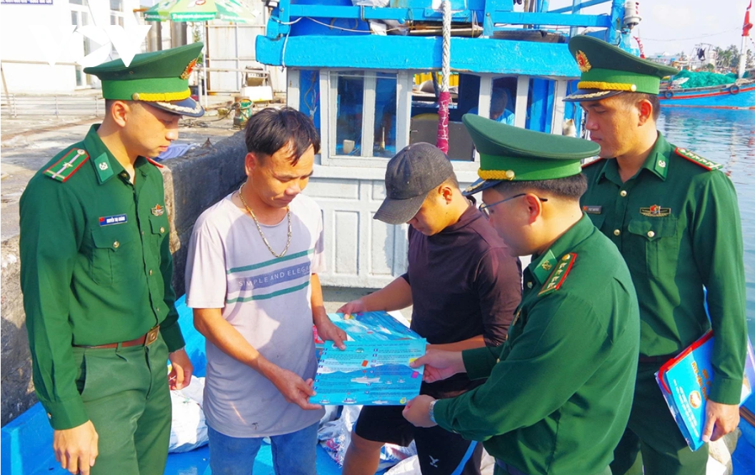 Cán bộ Đồn Biên phòng Lý Sơn đi tuyên truyền từng chủ tàu cá việc đăng ký, đăng kiểm và chấp hành các quy định về IUU