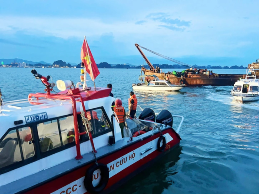 Lực lượng cứu hộ ngay lập tức có mặt tại hiện trường vụ lật tàu du lịch tại Hạ Long chiều ngày 19/7