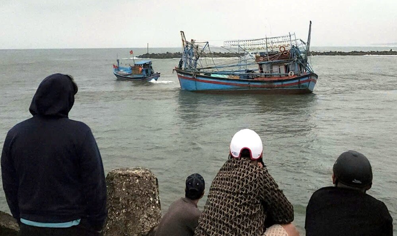 Ngư dân mong ngóng cửa biển khai thông để tàu cá dễ hoạt động.  Ảnh: Viên Nguyễn