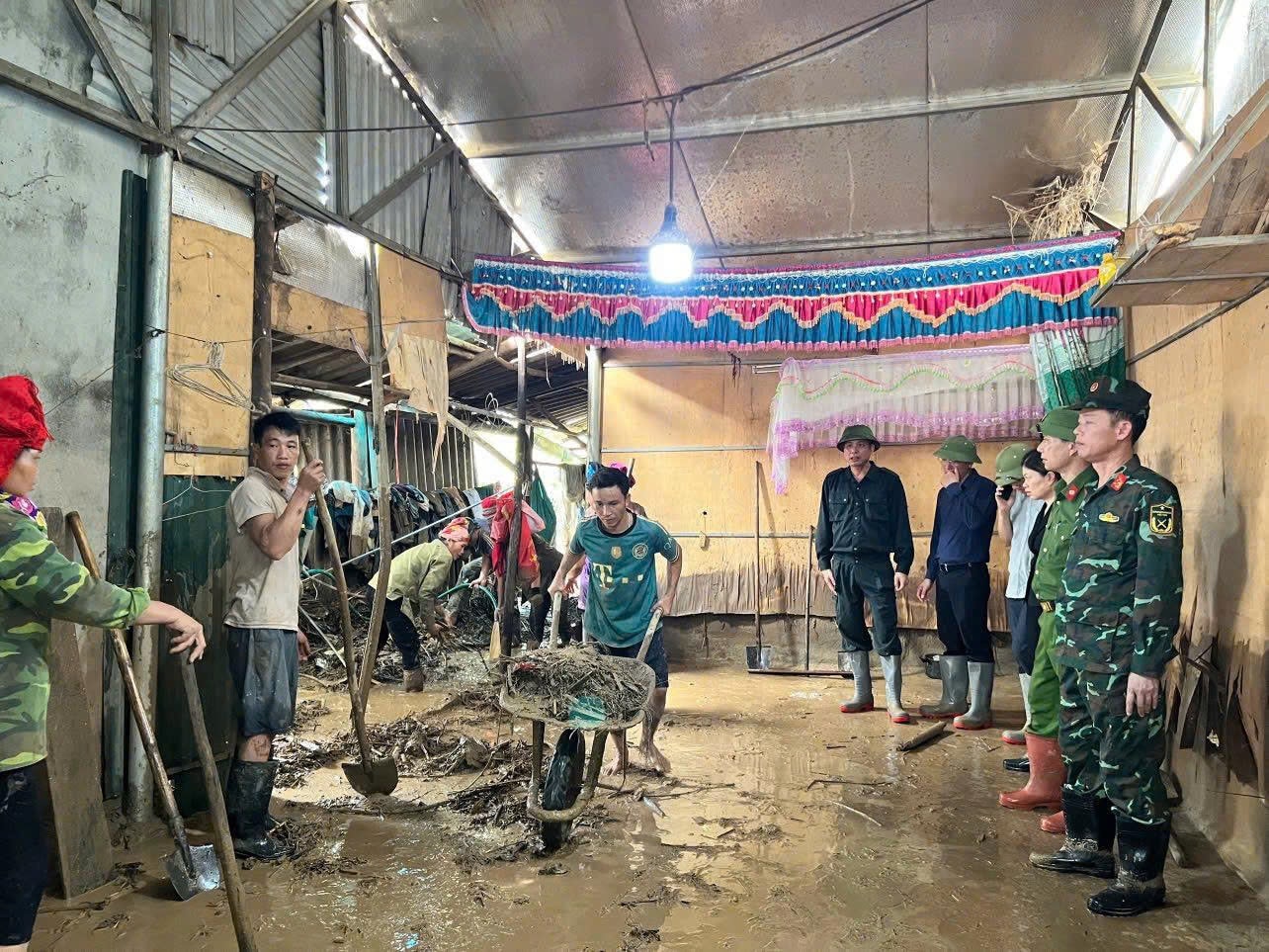 Cán bộ, chiến sĩ Bộ Chỉ huy Quân sự tỉnh Sơn La giúp người dân các bản xã Chiềng Sơ, Mường Lầm khắc phục hậu quả mưa lũ.