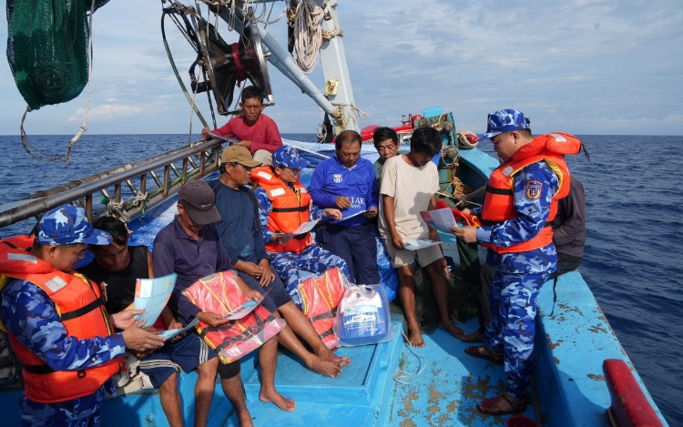 Tuyên truyền ý thức an toàn hoạt động trên biển cho ngư dân