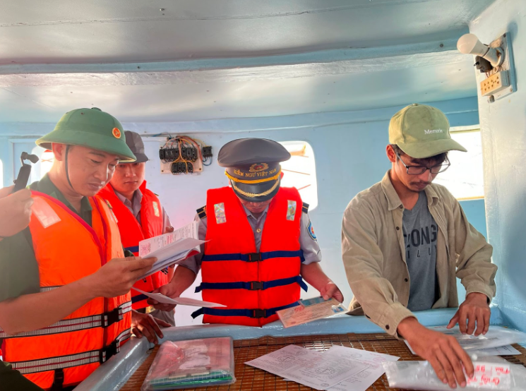 Kiểm tra hệ thống thiết bị VMS của các tàu tại Nghệ An