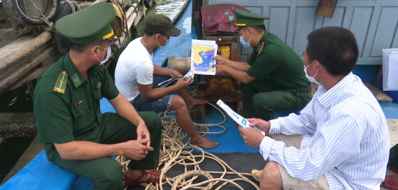 Cán bộ địa phương tuyên truyền cho ngư dân về cách quản lý đội tàu qua VMS