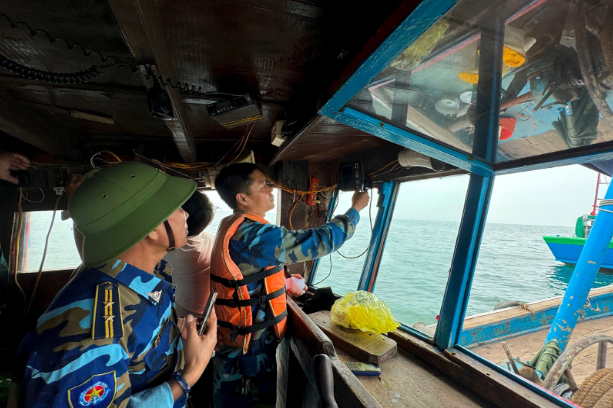 Kiểm tra VMS các tàu cá trên 15m trên toàn địa bàn ven biển Cà Mau