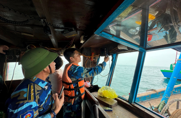 Kiểm tra VMS các tàu cá trên 15m trên toàn địa bàn ven biển Cà Mau