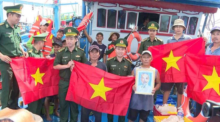 Các cán bộ, bộ đội biên phòng biển tuyên truyền pháp luật cho ngư dân