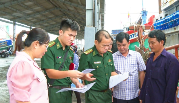Lực lượng Biên phòng phối hợp kiểm tra giấy tờ, hồ sơ tàu cá tại Cảng cá Trần Đề. Ảnh: Văn Vũ.