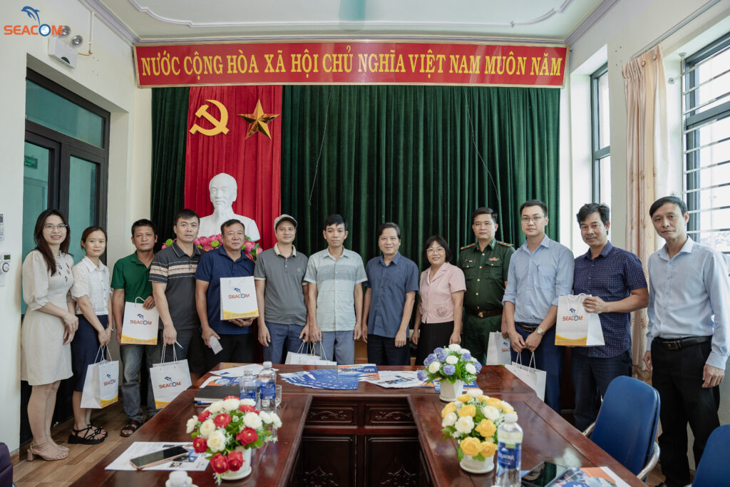 Seacom trao quà đến ngư dân tại Ninh Cơ