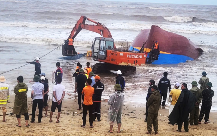 Tỉnh Quảng Trị nỗ lực tìm kiếm 9 thuyền viên mất tích trong vụ 2 tàu cá bị chìm.