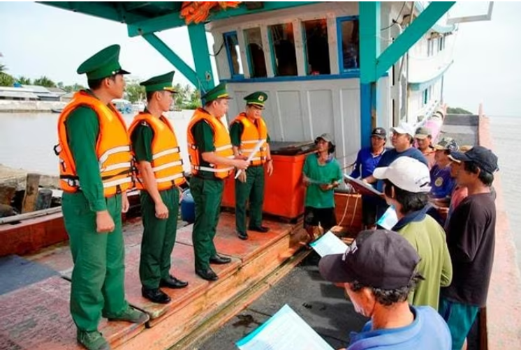 Cán bộ, chiến sĩ đồn Biên phòng Tây Yên (Bộ đội Biên phòng tỉnh An Giang) áp dụng nguyên tắc “ra khơi có kiểm soát, trở về có xác thực”