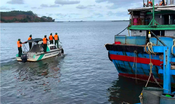 Lực lượng chức năng tuần tra, kiểm soát tàu cá.