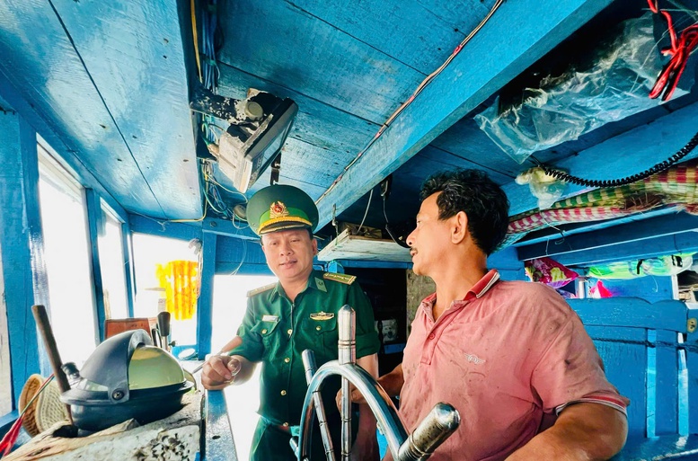 Lực lượng chức năng tích cực tuyên truyền, vận động ngư dân - Ảnh:VGP/Lưu Hương