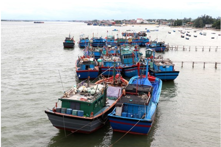 Tàu cá của ngư dân huyện Gio Linh, tỉnh Quảng Trị vào bờ sau chuyến đánh bắt trên biển. Ảnh: TTXVN